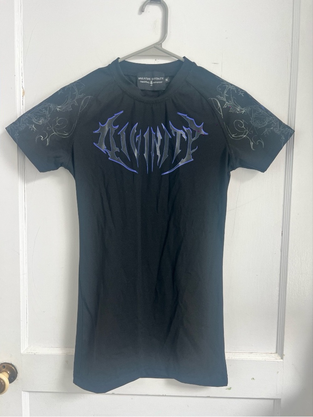 Breathedivinity short sleeve workout compression
Black and purple Size M